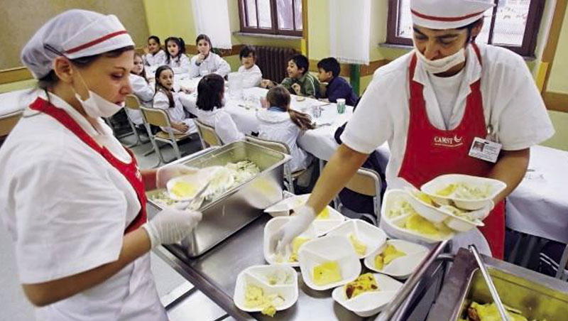 義大利最高法院表示，自帶便當可能彰顯學生間社經地位差異，在考量「社群團體性」前提下，共桌吃午餐仍屬必要。